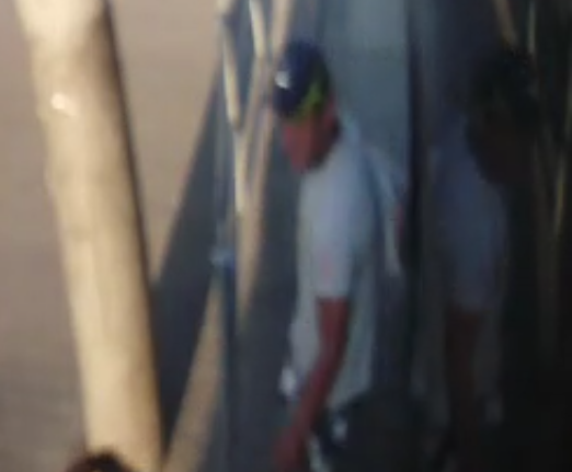 zdjęcie kolorowe: zdjęcie kolorowe: zapis z monitoringu tramwajowego zniekształcony wizerunek mężczyzny ubranego w w jasną koszulkę z krótkim rękawem i granatową czapkę z daszkiem z białym logo