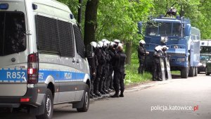 Policjanci z katowickiego oddziału prewencji podczas zabezpieczenia meczu GKS Katowice - Sandecja Nowy Sącz