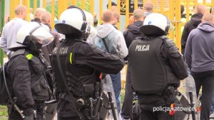 Policjanci z katowickiego oddziału prewencji podczas zabezpieczenia meczu GKS Katowice - Sandecja Nowy Sącz