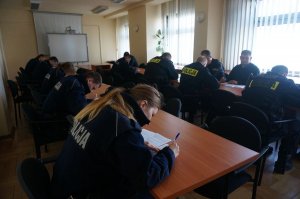 Policjanci w trakcie pisania tesu z wiedzy zawodowej