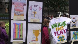 Rysunki oraz koszulka przygotowane przez uczniów na konkurs plastyczny
