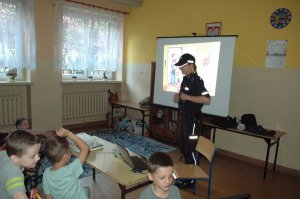 Policjantka podcza spotkania z dziećmi