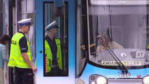 Policjanci kontrolują stan trzeźwości motorniczego tramwaju