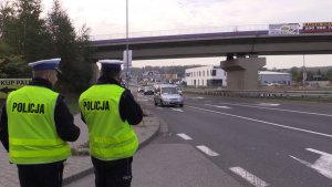 Policjanci w trakcie kontroli drogowej