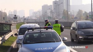 Policjanci kontrolują kierowcę na drodze