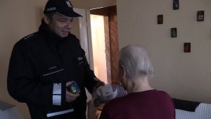 Policjant przekazuje nagrodę