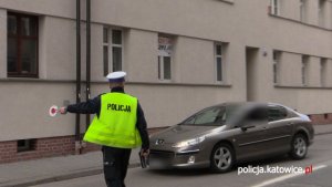 Policjant zatrzymuje kierującego samochodem osobowym za przekroczenie dozwolonej prędkoścoi