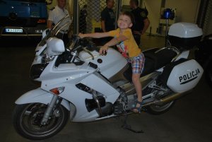 Dziecko na motocyklu policyjnym.