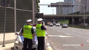 Policjanci dokonujący kontroli prędkości