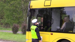 Policjant sprawdza trzeźwość kierowcy autobusu