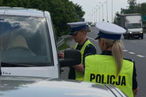 policjant kontrolujący kierowcę samochodu