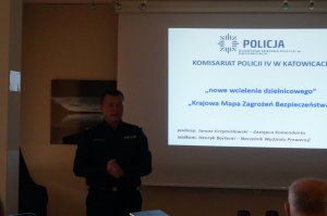 Policjanci z Komisariatu IV Policji w Katowicach podczas spotkania z mieszkańcami