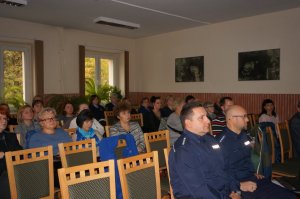 Policjanci z Komisariatu V Policji w Katowicach podczas spotkania z mieszkańcami