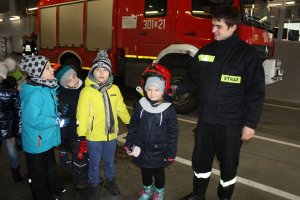 Przedszkolaki podczas wizyty w straży pożarnej