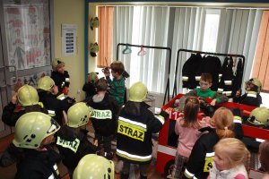 Przedszkolaki podczas wizyty w straży pożarnej