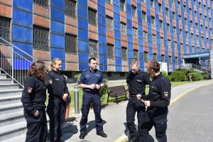 policjanci z Niemiec stoją przed budynkiem Komendy Miejskiej Policji w Katowicach wraz z polskim policjantem