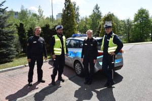 dwoje niemieckich policjantów stoi z polskimi policjantami ruchu drogowego za nimi stoi radiowóz