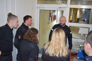 polski policjant opowiada grupie policjantów z Niemiec o urządzeniu do sprawdzania odcisków palców