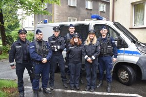 czterech niemieckich policjantów i trzech polskich policjantów stoi przed radiowozem typu fiat ducato typu van, obok budynku komisariatu drugiego w Katowicach