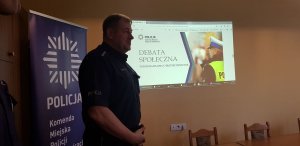 Na zdjęciu widać naczelnika wydziału prewencji komisariatu Policji 6 w Katowicach w tel wyświetla się prezentacja