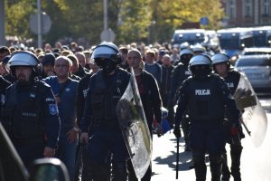 zdjęcie kolorowe: śląscy policjanci podczas przemarszu z kibicami na mecz GKS Katowice i ELANY Toruń