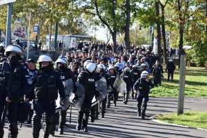 zdjęcie kolorowe: śląscy policjanci podczas zabezpieczenia przemarszu kibiców na mecz GKS Katowice i ELANY Toruń