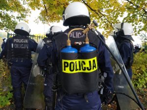 zdjęcie kolorowe: śląscy policjanci podczas zabezpieczenia meczu GKS Katowice i ELANY Toruń z zatrzymanymi