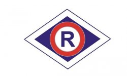 zdjęcie kolorowe: znak graficzny - litera R - oznaczająca wydział ruchu drogowego
