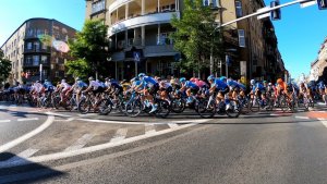 zdjęcie kolorowe: kolarze Tour de Pologne na trasie wyścigu