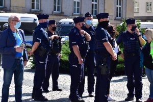 zdjęcie kolorowe: Policjanci zabezpieczający &quot;Marsz Równości&quot; na Placu Sejmu Śląskiego