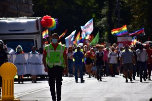 zdjęcie kolorowe: uczestnicy Marszu Równości podczas przejścia ulicami Katowic