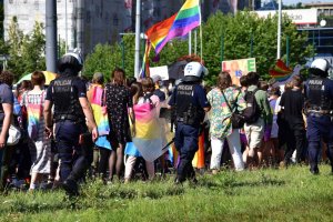 zdjęcie kolorowe: policjanci i uczestnicy marszu na ul. Roździeńskiego
