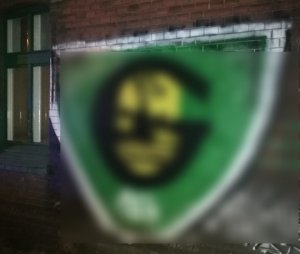 zdjęcie kolorowe: namalowane graffiti na kamienicy przedstawiające herb jednego z katowickich klubów sportowych