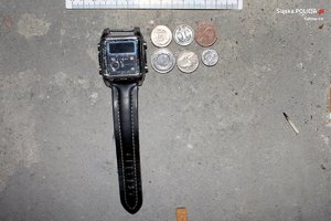 zdjęcie kolorowe: zegarek i monety ujawnione przy zmarłym mężczyźnie