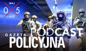 zdjęcie kolorowe: okładka Gazety Policyjnej na której zamieszczono zdjęcie policyjnych kontterrorystów podczas ćwiczeń. Na okładce umieszczono również napisy o treści Podcast maj 05 2023