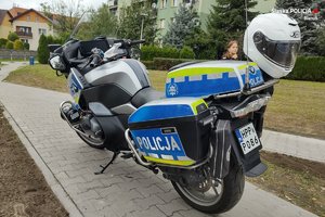 zdjęcie kolorowe: policyjny motocykl