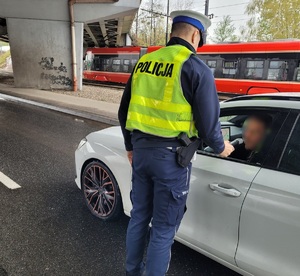 zdjęcie kolorowe: policjanci katowickiej drogówki podczas kontroli trzeźwości kierujących samochodami osobowymi
