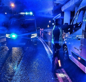 zdjęcie kolorowe: policjanci katowickiej drogówki podczas kontroli trzeźwości kierujących samochodami osobowymi