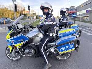 zdjęcie kolorowe: dwóch policjantów katowickiej drogówki na motorach