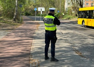 zdjęcie kolorowe: policjant drogówki nadzorujący przejazd dla rowerów