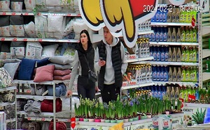 zdjęcie kolorowe: kobieta i mężczyzna podejrzewani o kradzież alkoholu w markecie