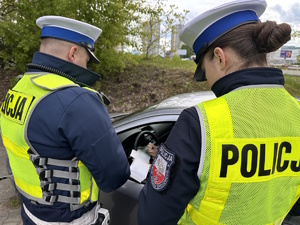zdjęcie kolorowe: policjanci wydziału ruchu drogowego katowickiej komendy podczas kontroli drogowych w ramach działań &quot;Prędkość&quot;