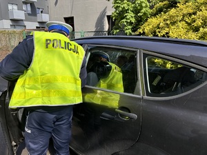 zdjęcie kolorowe: policjanci wydziału ruchu drogowego katowickiej komendy podczas kontroli drogowych w ramach działań &quot;Prędkość&quot;