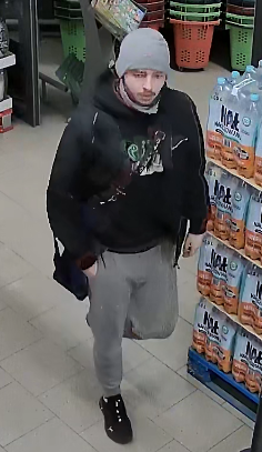 zdjęcie kolorowe: mężczyzna podejrzewany o kradzie4z alkoholu w sklepie