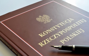 zdjęcie kolorowe: okładka z napisem o treści Konstytucja Rzeczpospolitej Polskiej